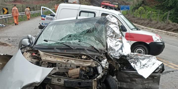 Colisão entre dois carros na BR-458, em Iapu, no Vale do Rio Doce ((Corpo de Bombeiros/Divulgação))