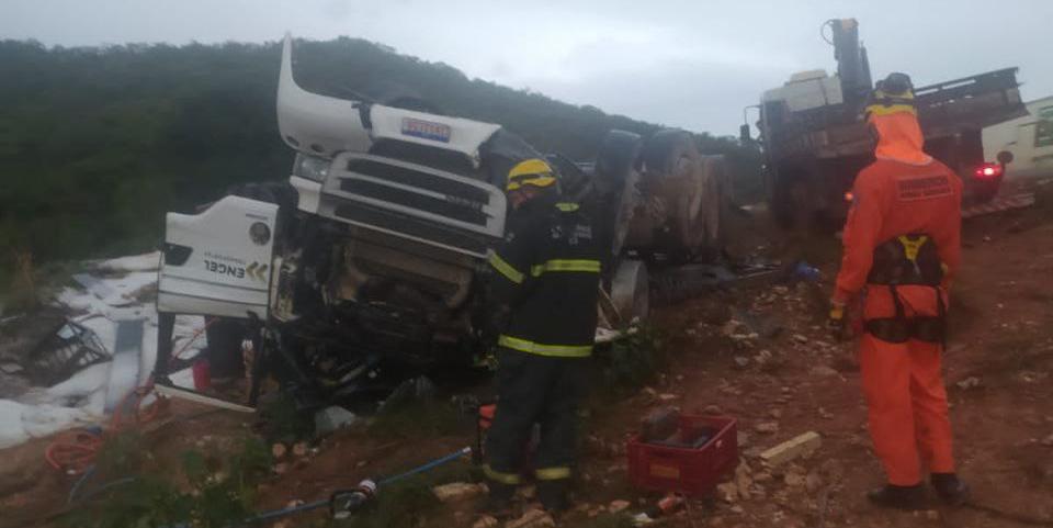 Caminhão tomba na BR-251, em São Sebastião