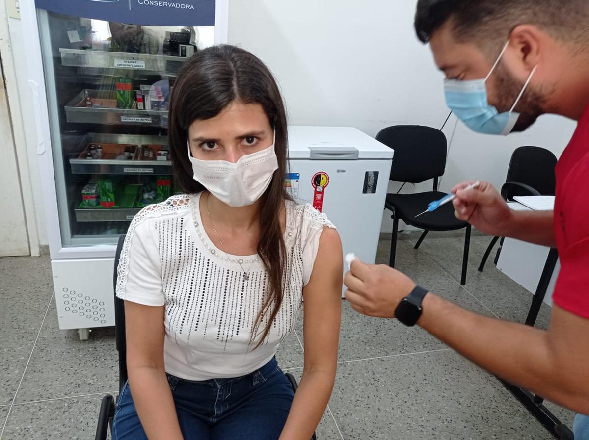 Em razão dos aumento de casos, Ana Cecília, estudante de Medicina na Funorte, buscou a vacina no posto de saúde nesta sexta-feira (Márcia Vieira / O Norte)