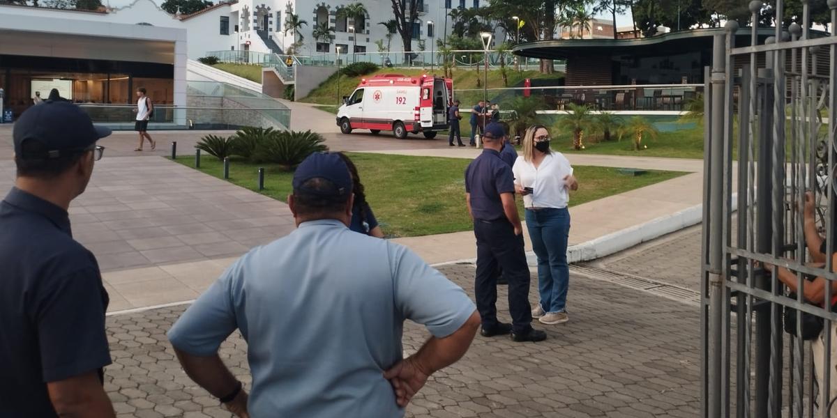 Candidata do Enem desmaia na saída das provas realizadas na PUC Minas, no Coração Eucarístico, e recebe socorro do Samu (Jader Xavier / Hoje em Dia)