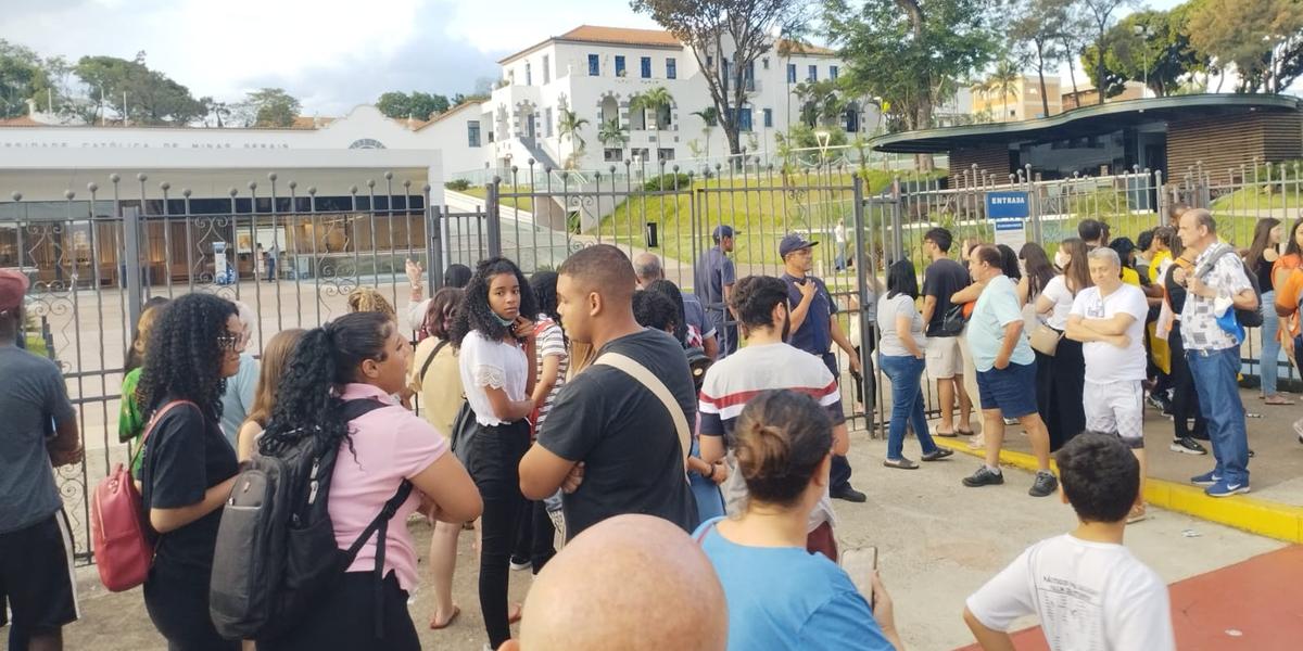 Muita gente ficou esperando amigos e parentes terminarem as provas na porta da PUC Minas, no bairro  Coração Eucartístico (Jader Xavier / Hoje em Dia)