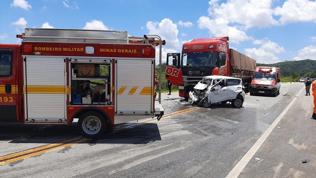 Um homem de 40 anos morreu em um grave acidente na BR 265, próximo a Barbacena, neste domingo (Corpo de Bombeiros / Divulgação)