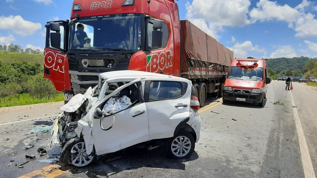 O motorista da carreta seguia para Barbacena quando o veículo foi atingido por um carro que vinha no sentido contrário (Corpo de Bombeiros / Divulgação)