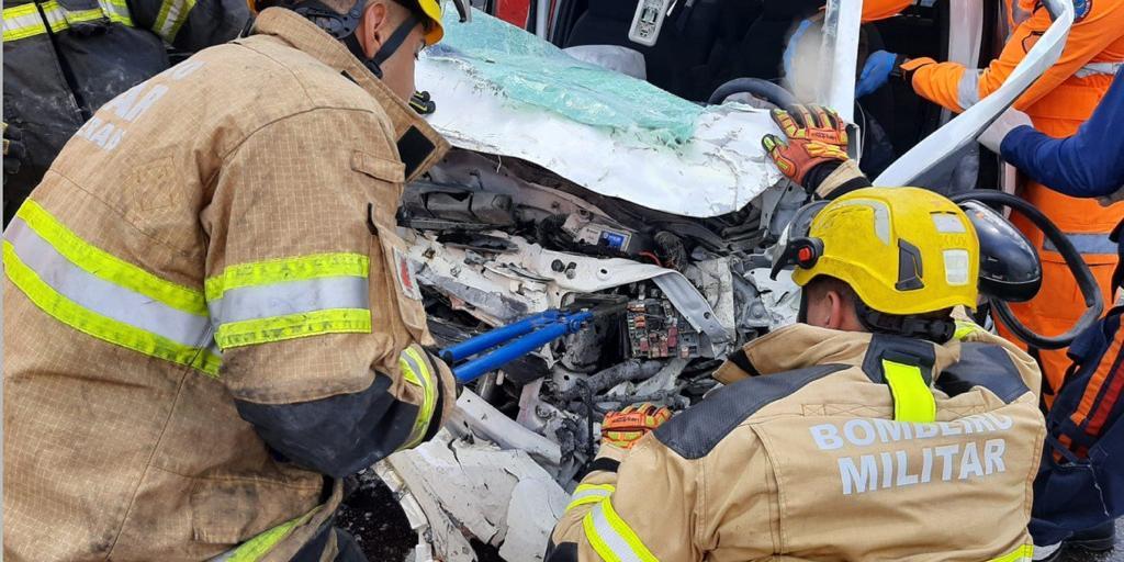 Bombeiros militares tiveram de usar um equipamento desencarcerador para retirar o corpo das ferragens (Corpo de Bombeiros / Divulgação)