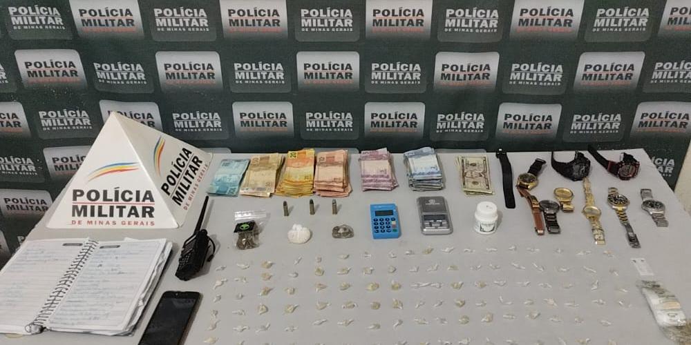 Polícia Militar apreende drogas, rádio de comunicação, mais de R$ 5 mil e até dólares em operação em Valadares (Polícia Militar de Minas Gerais / Divulgação)