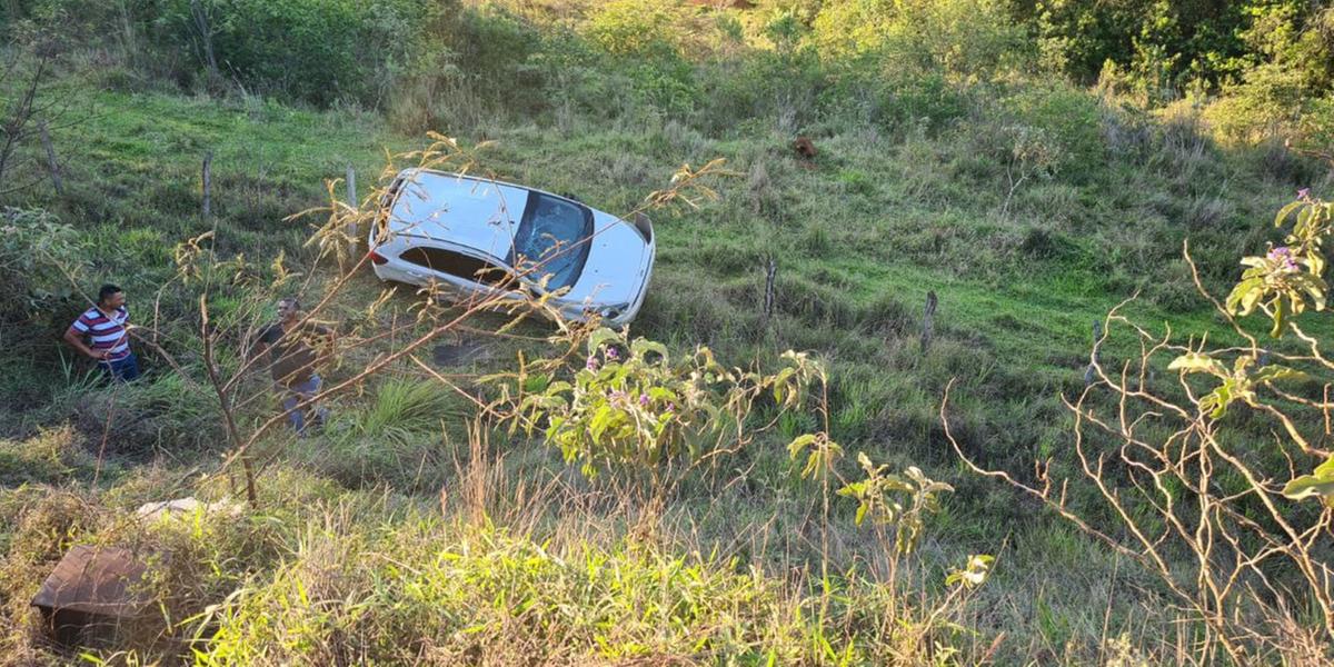 Apesar do susto, o motorista aparentemente saiu ileso (Sala de imprensa CBMMG)