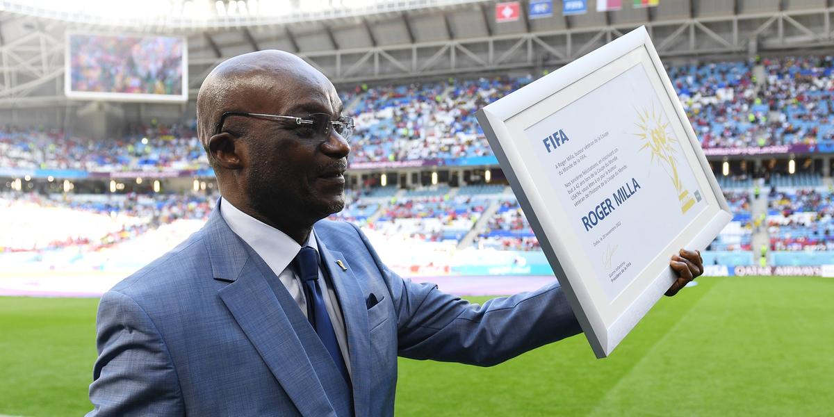 Roger Milla foi homenageado antes do duelo entre Suíça e Camarões. (Reprodução/Redes Sociais Fifa)