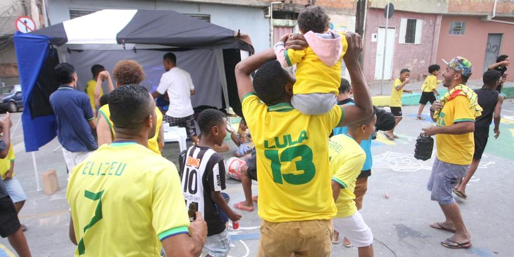 No Morro do Papagaio, em BH, até telão de "cinema" une os torcedores nos jogos do Brasil (Maurício Vieira / Hoje em Dia)