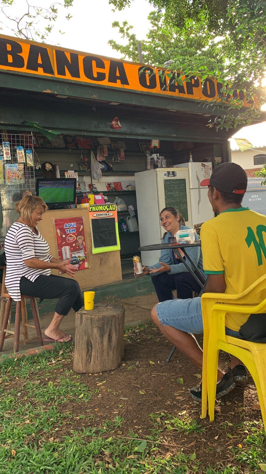 Na banca de jornais, a falta de clientes permitiu que Lisa de Silva conseguisse ver o jogo da Copa (Arthur Lage / Hoje em Dia)