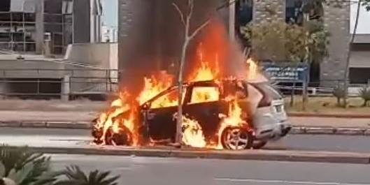 Carro consumido pelo fogo em Água Doce