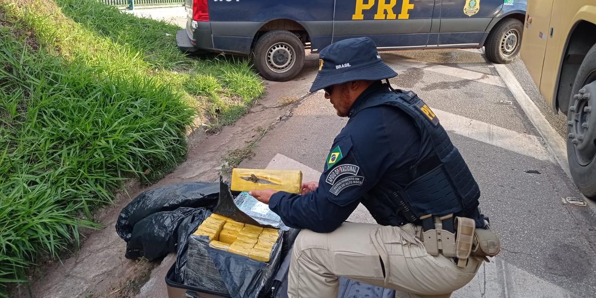 44 Kg de maconha e cloridrato de cocaína estavam na mala de um passageiro (PRF / Divulgação)