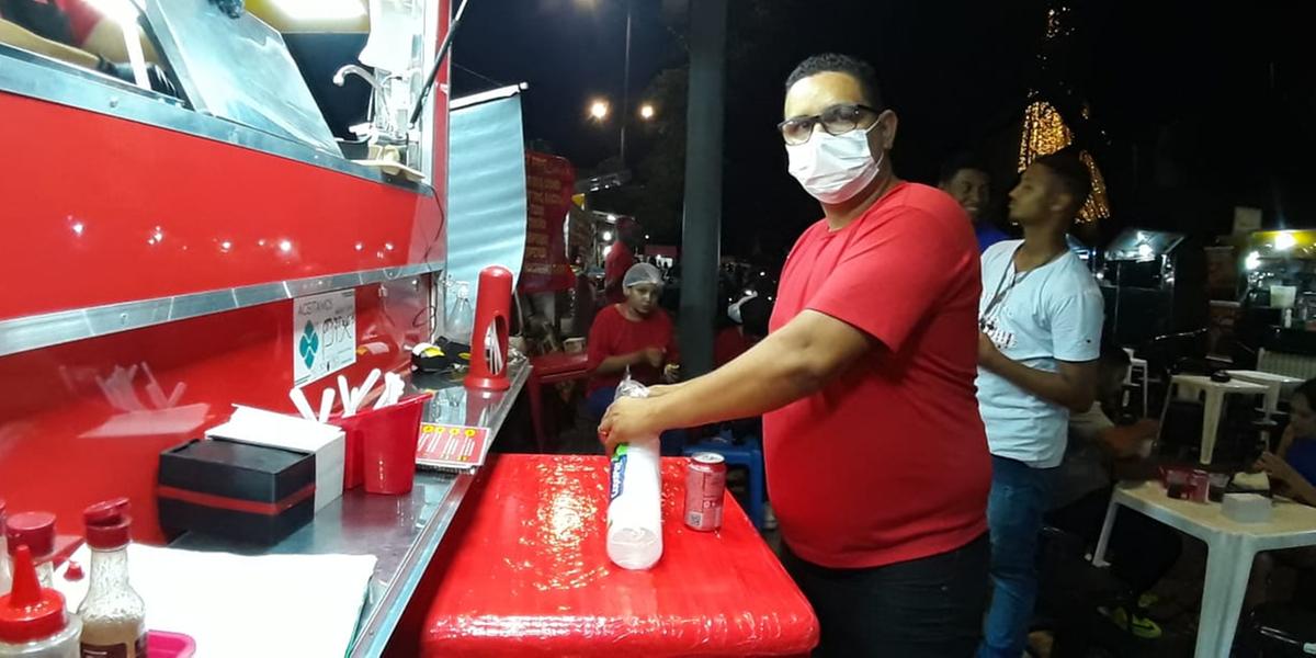 Decoração de Natal lota a Praça da Liberdade faz a festa de vendedores que esperam garantir um extra no fim do ano (Maurício Vieira / Hoje em Dia)