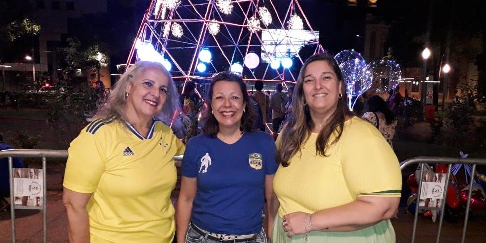 As amigas Mônica Alencar, Sabrina Campos e Alessandra Simões não desanimaram com a derrota do Brasil no jogo da Copa e foram para a Praça da Liberdade conferir a decoração de Natal deste ano (Maurício Vieira / Hoje em Dia)