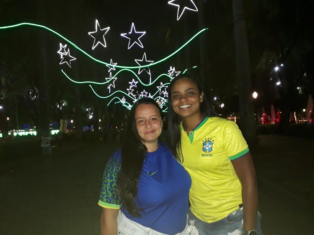 Casal de fisioterapeutas trocam o clima da Copa pela emoção do Natal na Praça da Liberdade (Rodrigo de Oliveira / Hoje em Dia)