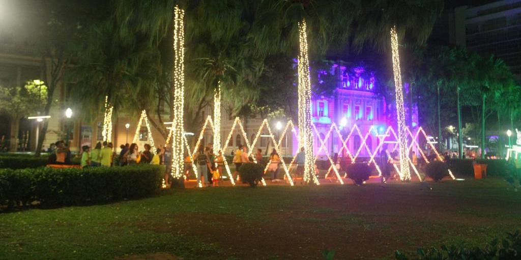 Trânsito no entorno da Praça da Liberdade será alterado até o dia 6 de janeiro por causa da decoração de Natal (Maurício Vieira / Hoje em Dia)