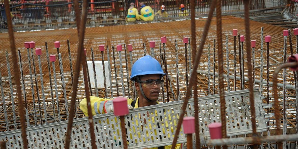 O resultado positivo da construção civil é reflexo do aquecimento do setor de compra e venda de imóveis, que acumula alta de 13,5% até agosto deste ano (Tânia Rêgo/Agência Brasil)