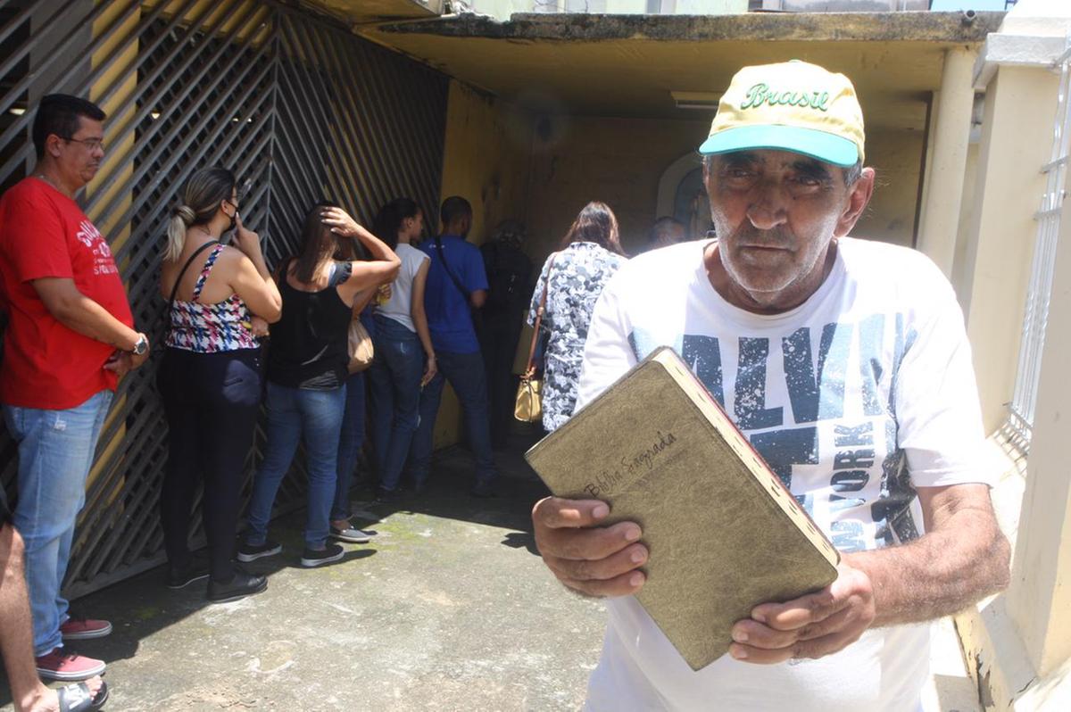 Adenil Francisco de Souza participou das celebrações e pediu bênçãos para o filho (Lucas Prates/Hoje em Dia)