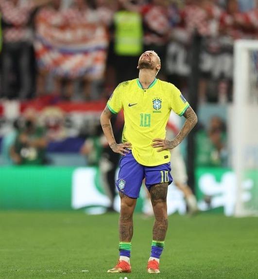 Tristeza permanece na chegada de seleção ao Brasil