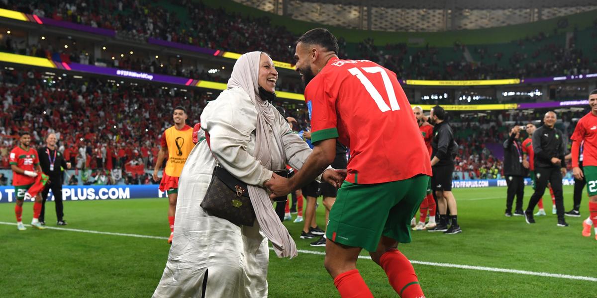 Boufal celebra com a mãe a classificação de Marrocos para as semifinais (Divulgação/FIFA)