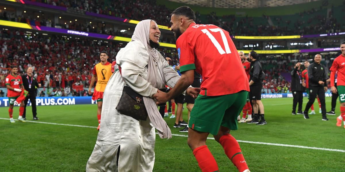 Boufal, nascido na França, com a mãe, marroquina, após classificação de Marrocos às semis (Divulgação/FIFA)