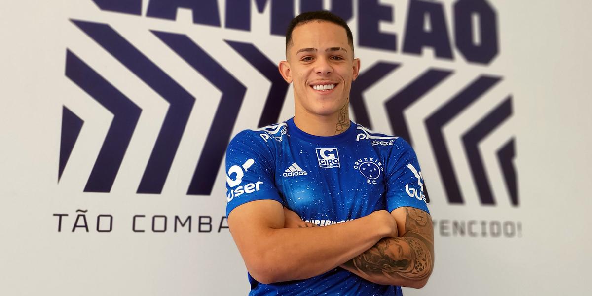 Wallisson já posa para fotos na Toca da Raposa (Divulgação/Cruzeiro)