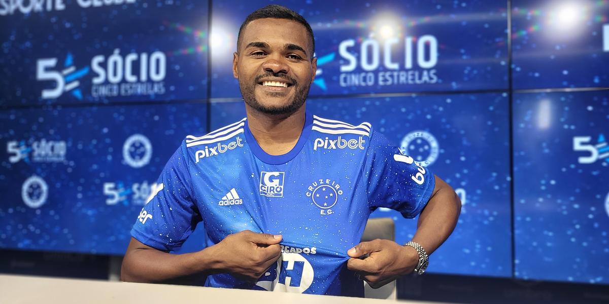 Nikão já posa com a camisa do Cruzeiro (Marco A. Ferraz/Cruzeiro)