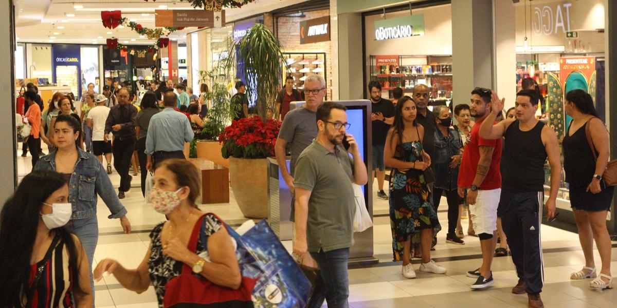 Clientes lotam shoppings na busca do presente de última hora