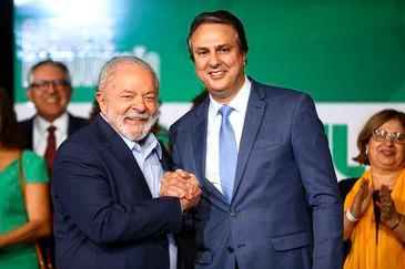 O presidente eleito, Luiz Inácio Lula da Silva, e o futuro ministro da Educação, Camilo Santana (Marcelo Camargo - Agência Brasil)