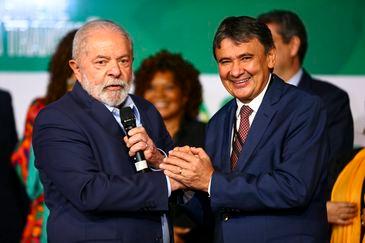 Presidente eleito, Lula, e o futuro ministro do Desenvolvimento Social, Wellington Dias (Marcelo Camargo - Agência Brasil)