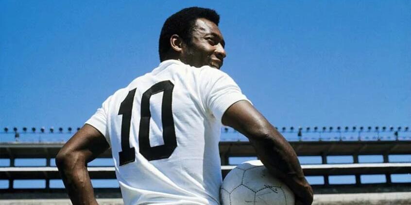 Pelé foi o "primeiro camisa 10" e responsável por eternizar o número (Divulgação/Santos FC)