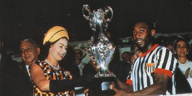 Os ainda jovens Rainha Elizabeth II e Rei Pelé, no primeiro encontro entre eles, no Maracanã (Reprodução)