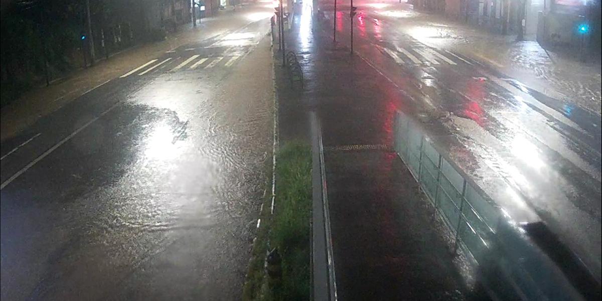 BHTrans fechou a av. Vilarinho, em Venda Nova, na noite desta sexta, devido à tempestade que atingiu BH (Twitter / BHTrans / Reprodução)