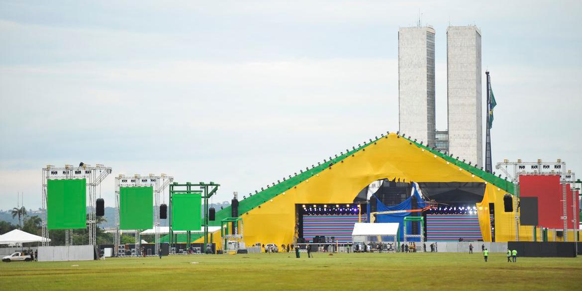 A festa da posse do novo presidente terá shows de artistas no palco montado no gramado da Esplanada dos Ministérios a partir das 10h (Marcello Casal Jr./Agência Brasil)