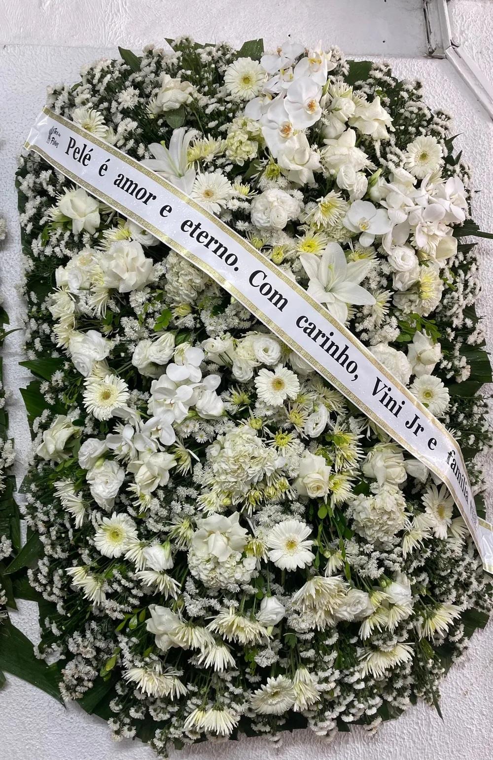 Vini Jr. envia coroa de flores para homenagear o Rei (Divulgação)