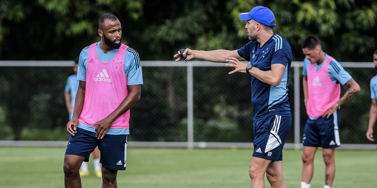 Reynaldo já recebe orientações de Pezzolano nos treinos (Gustavo Aleixo/Cruzeiro)