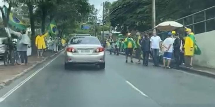 Em menor número, manifestantes voltam à Raja Gabaglia, em BH, no início da tarde deste domingo (Pedro Faria)