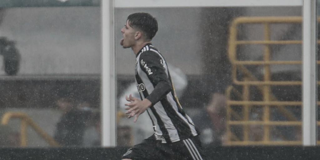 Debaixo de chuva, Isaac comemora um de seus gols contra o Água Santa (Divulgação/Atlético)