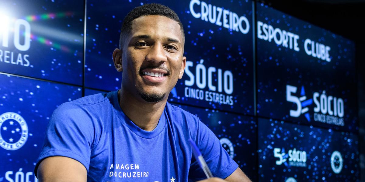 Matheus Davó já se apresentou na Toca para se juntar ao elenco cruzeirense (Gustavo Aleixo/Cruzeiro)