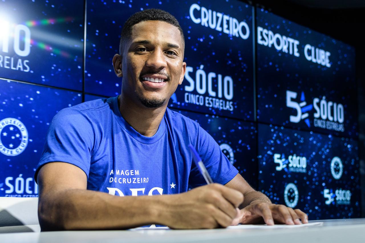 Cruzeiro anuncia contratação do atacante Matheus Davó até 2025