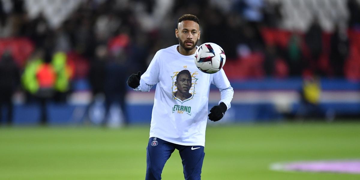 Neymar no aquecimento utilizando a camisa em homenagem a Pelé (Divulgação/PSG)