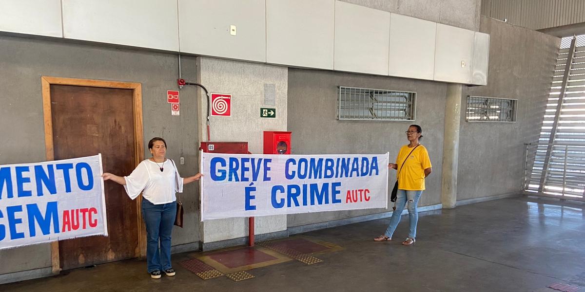 Integrantes da AUTC-BH protestam na Estação São Gabriel (Pedro Faria/Hoje em Dia)