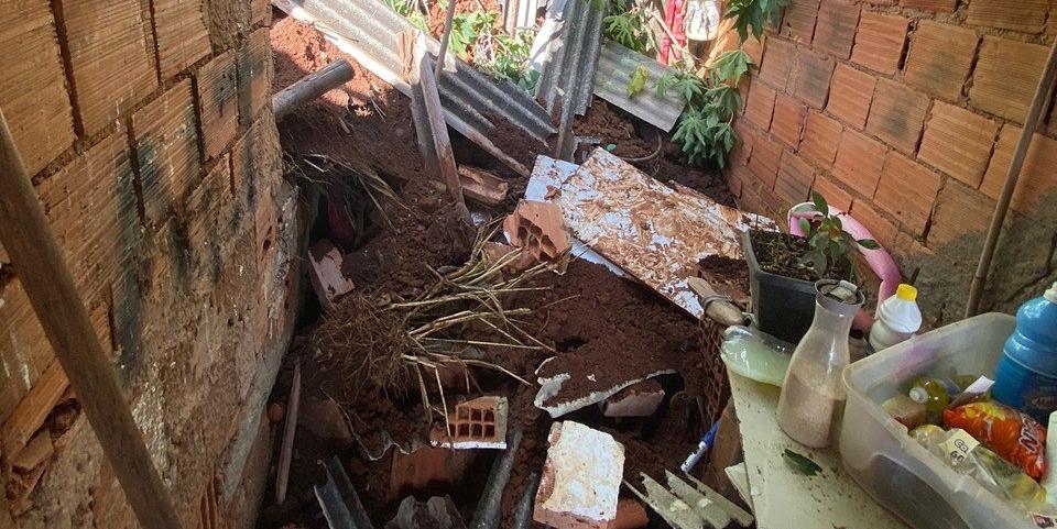 Deslizamento de terra mata família de três pessoas em Caratinga