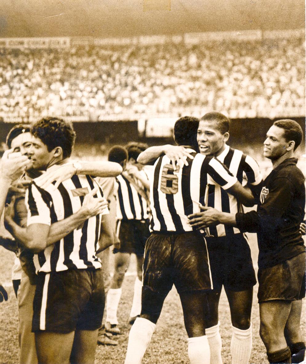 Campeão em 1970, Dadá Maravilha comemora o título e a artilharia com os companheiros (Acervo/Atlético)