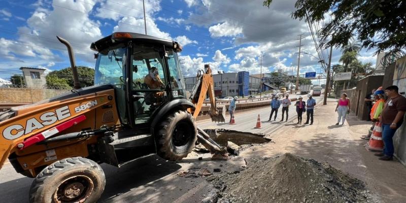 A cratera na av. Eugênio Pacelli, em Contagem, já está sendo recuperada (Lucas Costa / Prefeitura de Contagem / Divulgação)