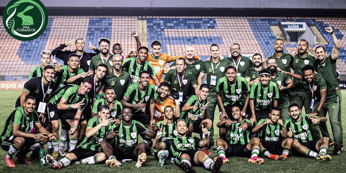 Jogadores do Coelho celebraram vaga nas quartas de final (Victor Monteiro/América)