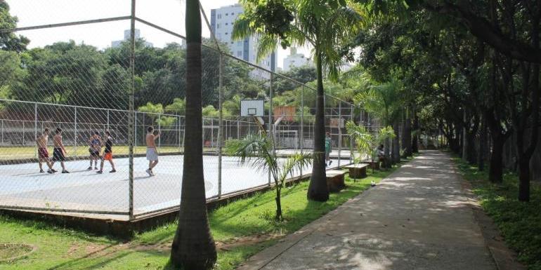 Visitantes do Parque Municipal Vencesli Firmino podem curtir esportes radicais e urbanos como slackline, breakdance, muro de escalada e brinquedo inflável esportivo, de graça, nesta quinta-feira (19) (Suziane Brugnara / PBH / Divulgação)