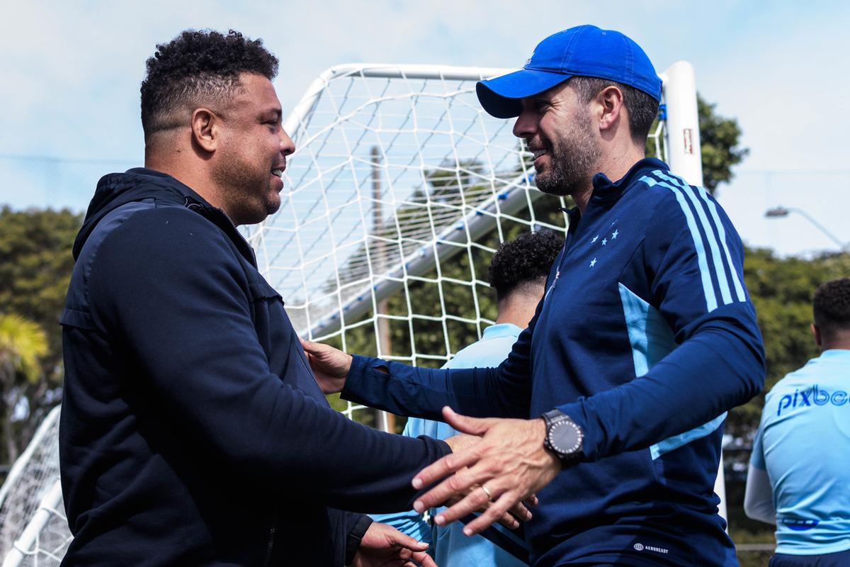 Ronaldo comprou a SAF do clube e vem resolvendo nos bastidores, enquanto Pezzolano resolve o time em campo (Gustavo Aleixo/Cruzeiro)