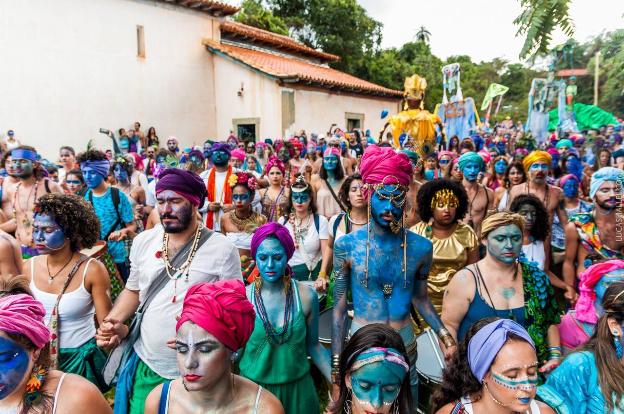 Bloco Pena de Pavão de Krishna faz desfile espiritual em comunidade mineira