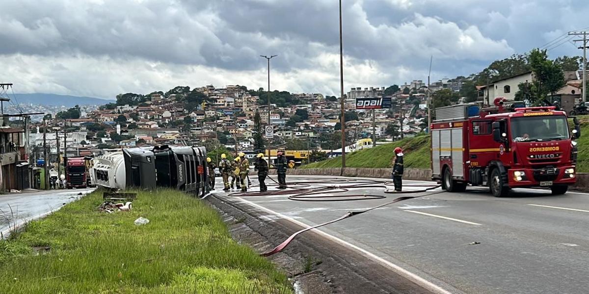 O motorista, o único envolvido no acidente, saiu do veículo com vida (CBMMG)