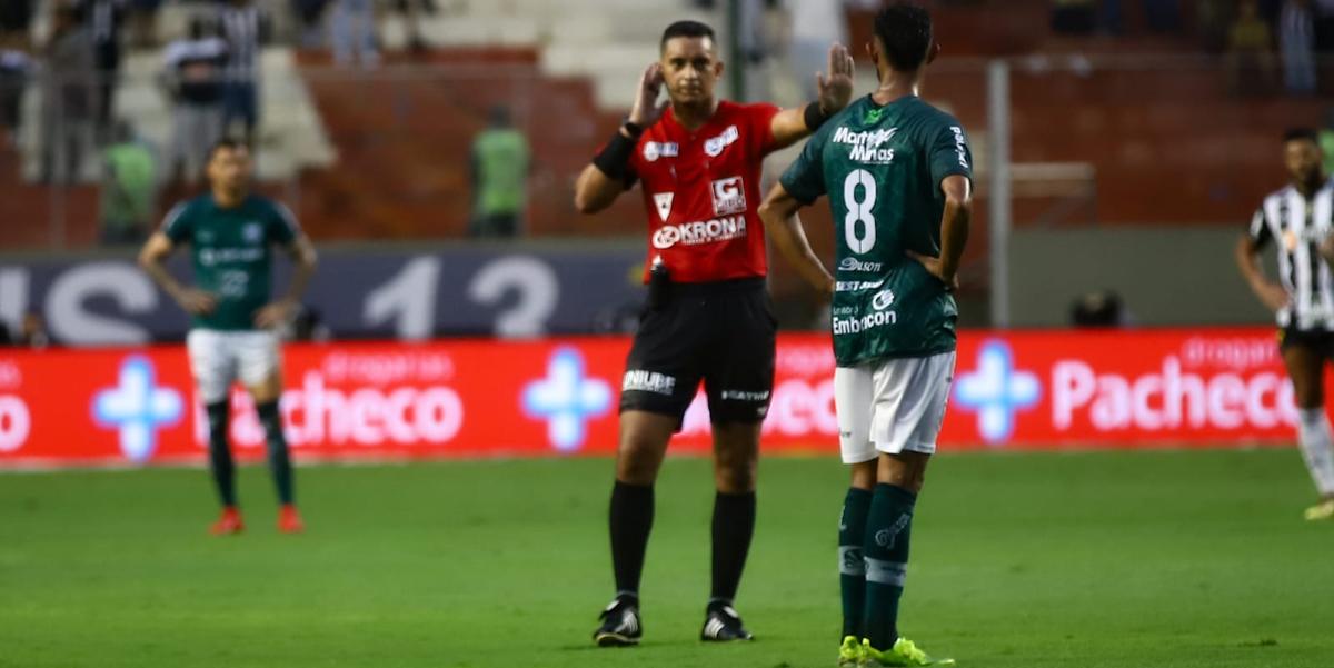 Árbitro foi ao VAR duas vezes para marcar pênaltis para o Atlético (Renan Muniz/Caldense)